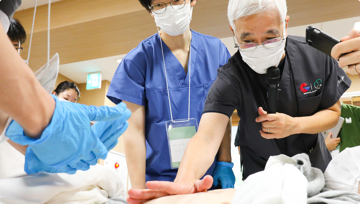 平成医療福祉グループの病院で闘魂回診を行った時の様子